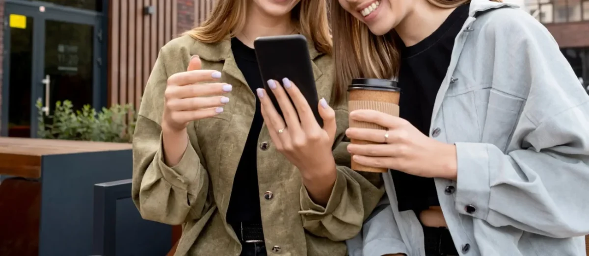 sestry s kávou v ruce