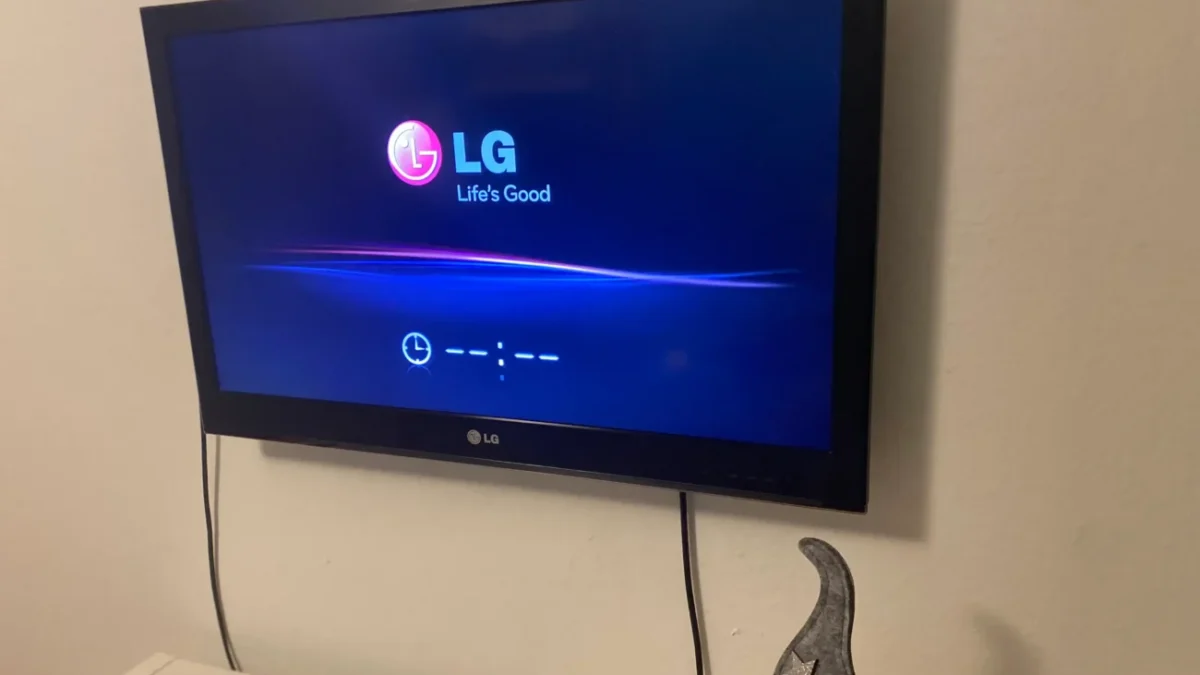 televize na stěně
