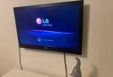 televize na stěně