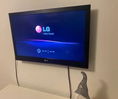 televize na stěně