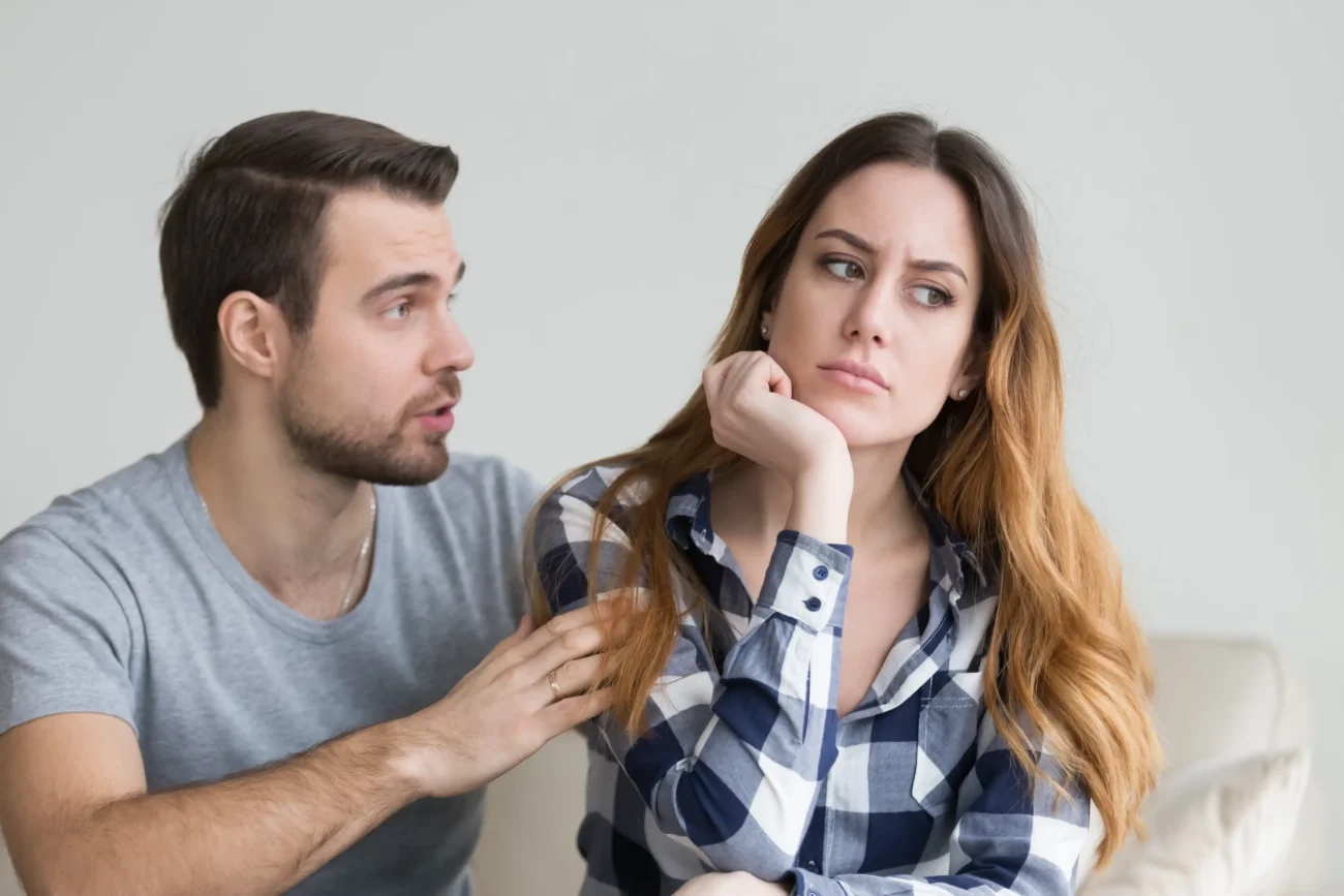 Film je založen na lžích hlavní postavy. Zdroj: Shutterstock | TVGURU.cz Muž mluvící s naštvanou ženou.
