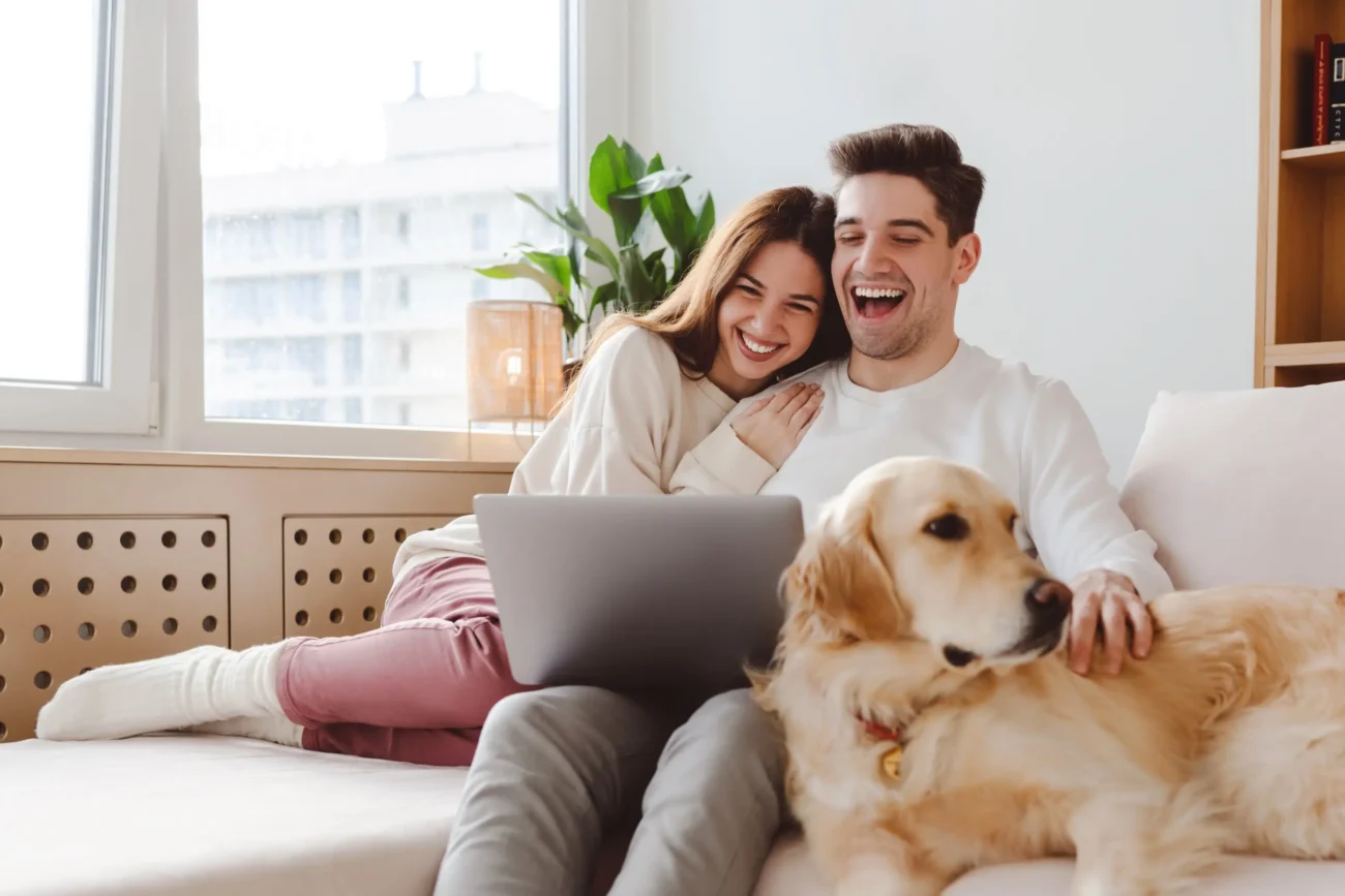 Někteří lidé si sledování tohoto seriálu užívali. Zdroj: Shutterstock | TVGURU.cz Pár sledující film.