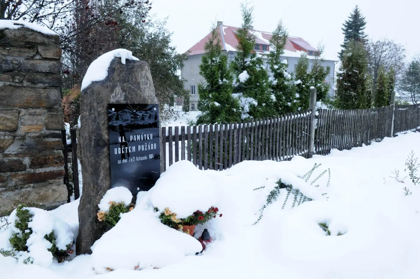 pomník v Měděnci připomínající tragédii z roku 1984