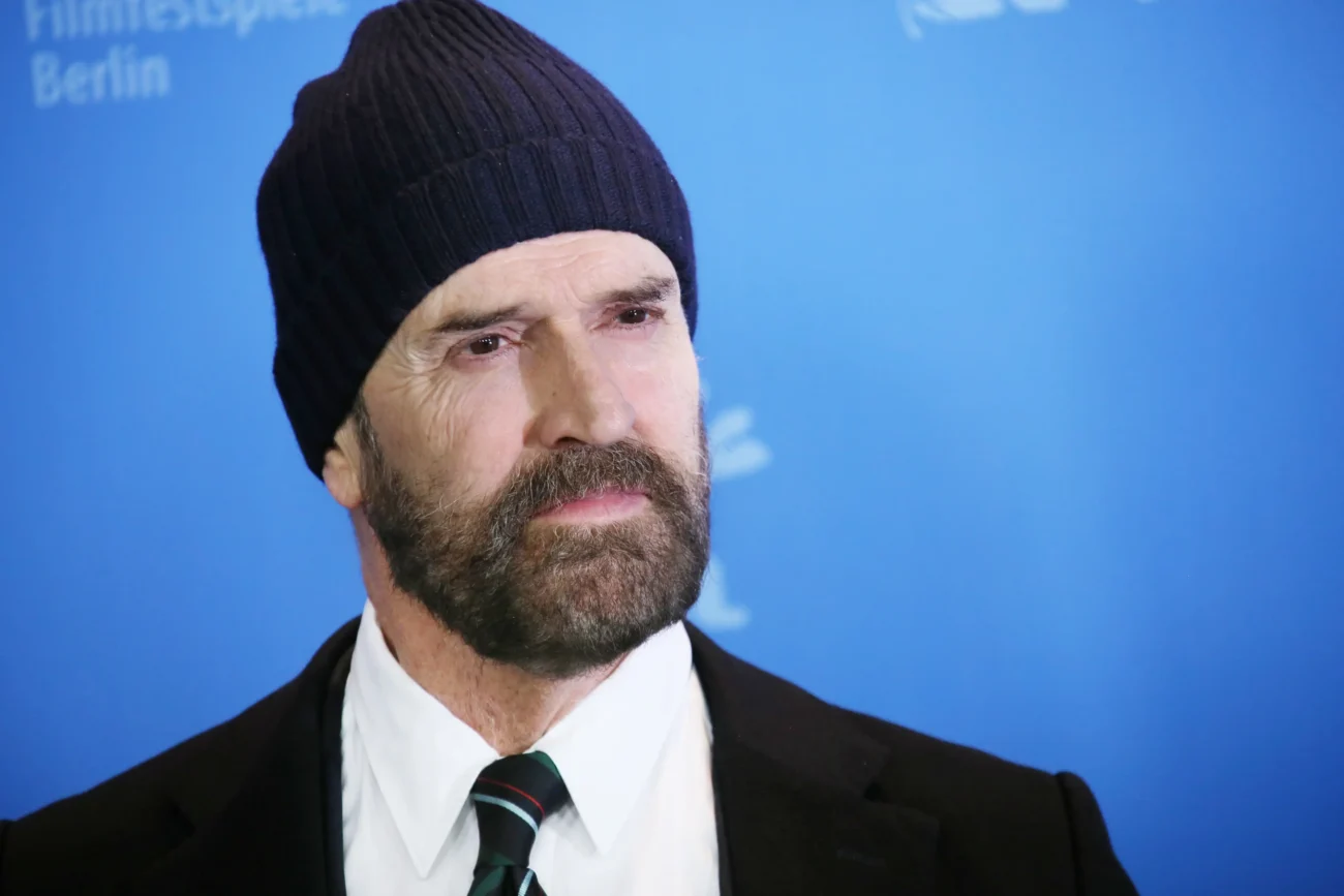 shutterstock_1124646818-2 | TVGURU.cz Rupert Everett s čepicí.