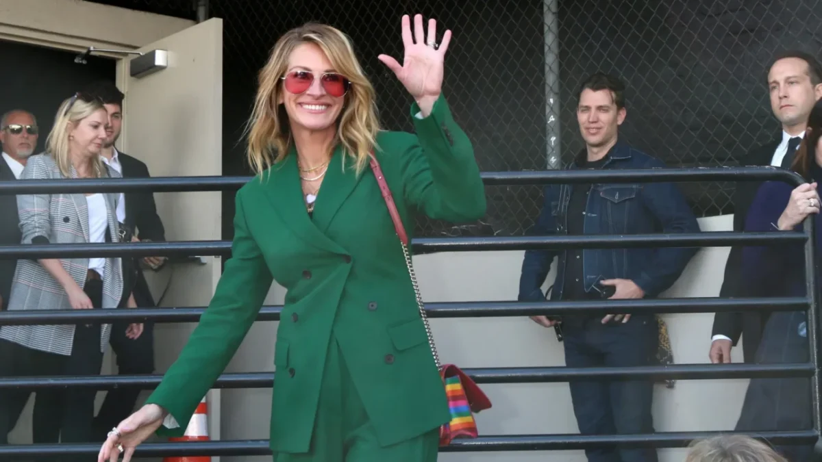 Mávající Julia Roberts.