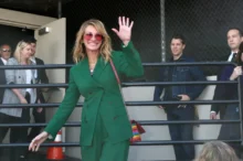 Mávající Julia Roberts.