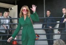 Mávající Julia Roberts.
