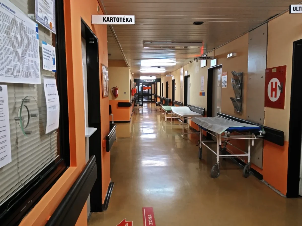Nemocniční chodba v české nemocnici.