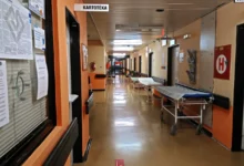 Nemocniční chodba v české nemocnici.