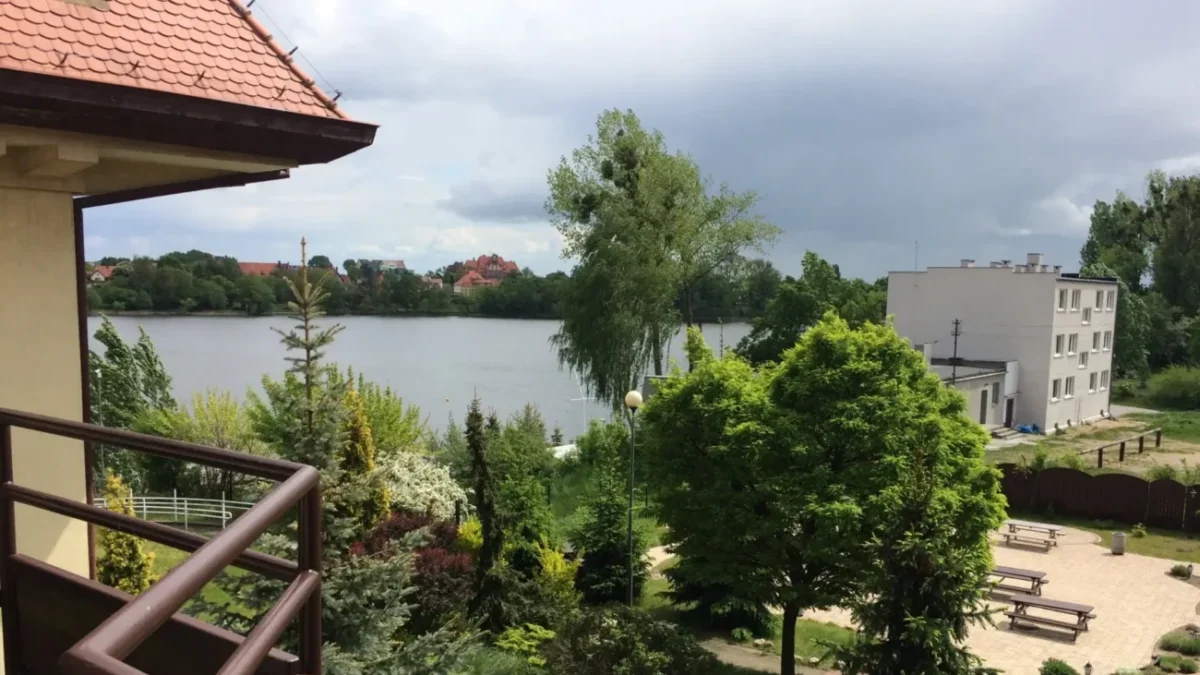 zatažené nebe nad rybníkem