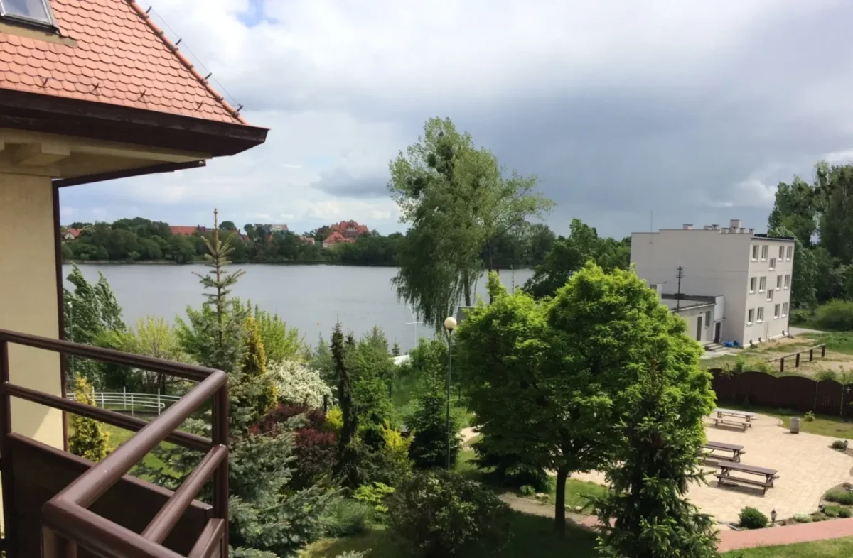 zatažené nebe nad rybníkem