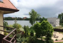 zatažené nebe nad rybníkem