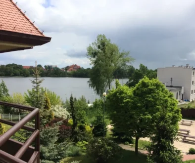 zatažené nebe nad rybníkem
