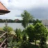 zatažené nebe nad rybníkem
