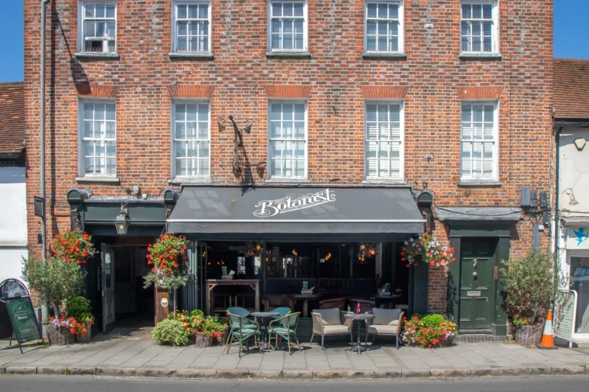 hospoda venku na ulici vchod