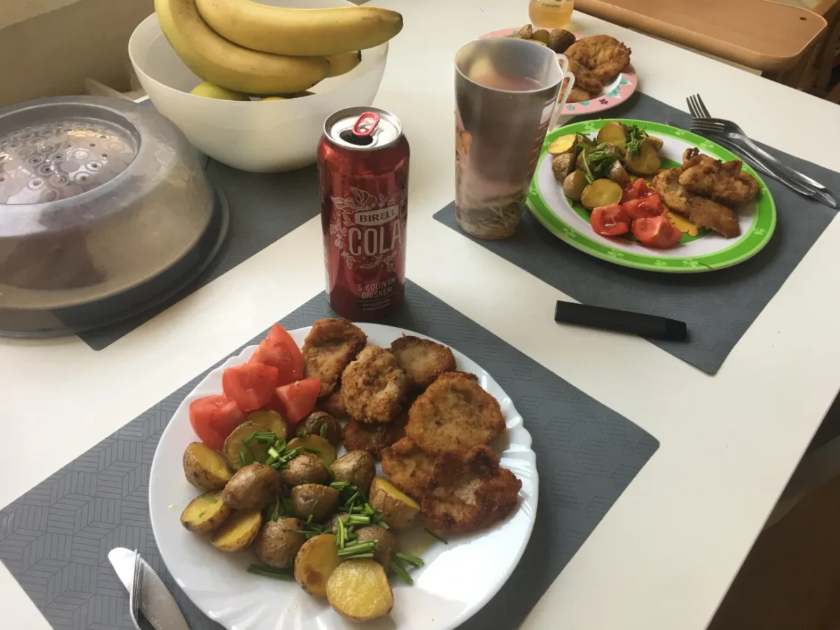 bramborový oběd na talíři