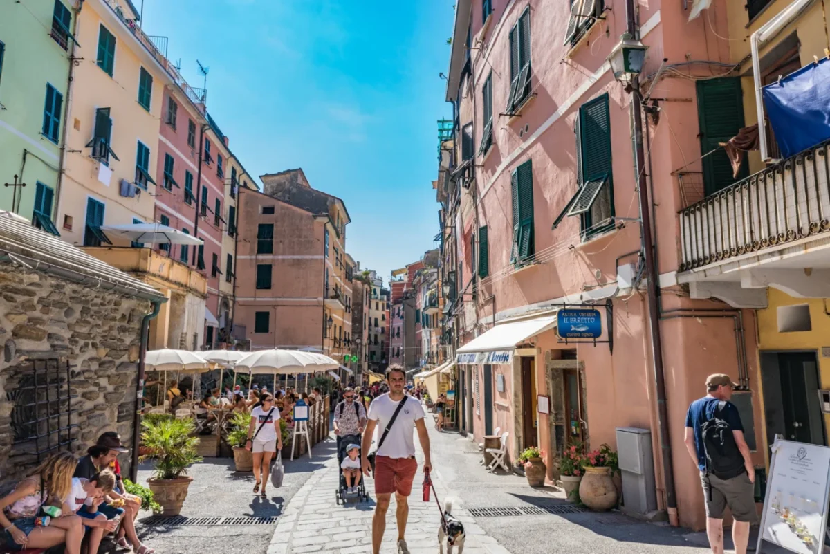 ulice plná různých lidí