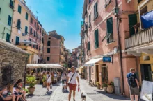 ulice plná různých lidí