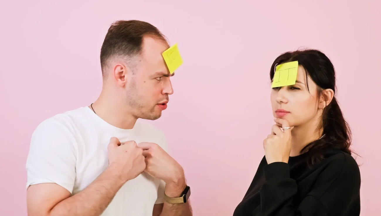 shutterstock_2529318497 1 | TVGURU.cz Dva lidé hrají hru.