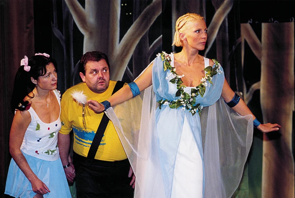 Kateřina Kornová, Simona Chytrová spolu s Mojmírem Maděryčem na jevišti v kostýmech (při představení).