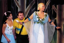 Kateřina Kornová, Simona Chytrová spolu s Mojmírem Maděryčem na jevišti v kostýmech (při představení).