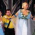 Kateřina Kornová, Simona Chytrová spolu s Mojmírem Maděryčem na jevišti v kostýmech (při představení).
