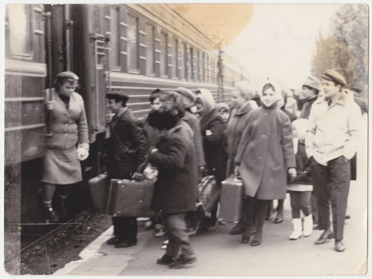 Lidé nastupují do vlaku - retro snímek