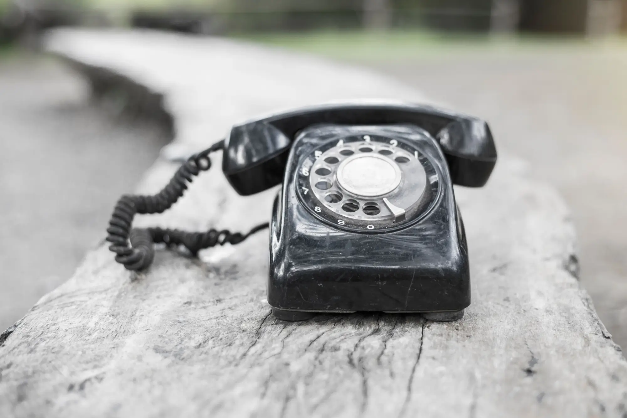 Takhle tehdy vypadaly telefony. A musely být připojeny do sítě šňůrou | TVGURU.cz Takhle tehdy vypadaly telefony. A musely být připojeny do sítě šňůrou