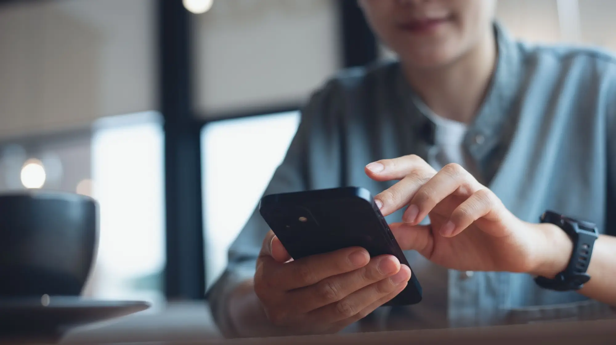 Shutterstock_2590297377 | TVGURU.cz mladá žena drží v ruce chytrý telefon