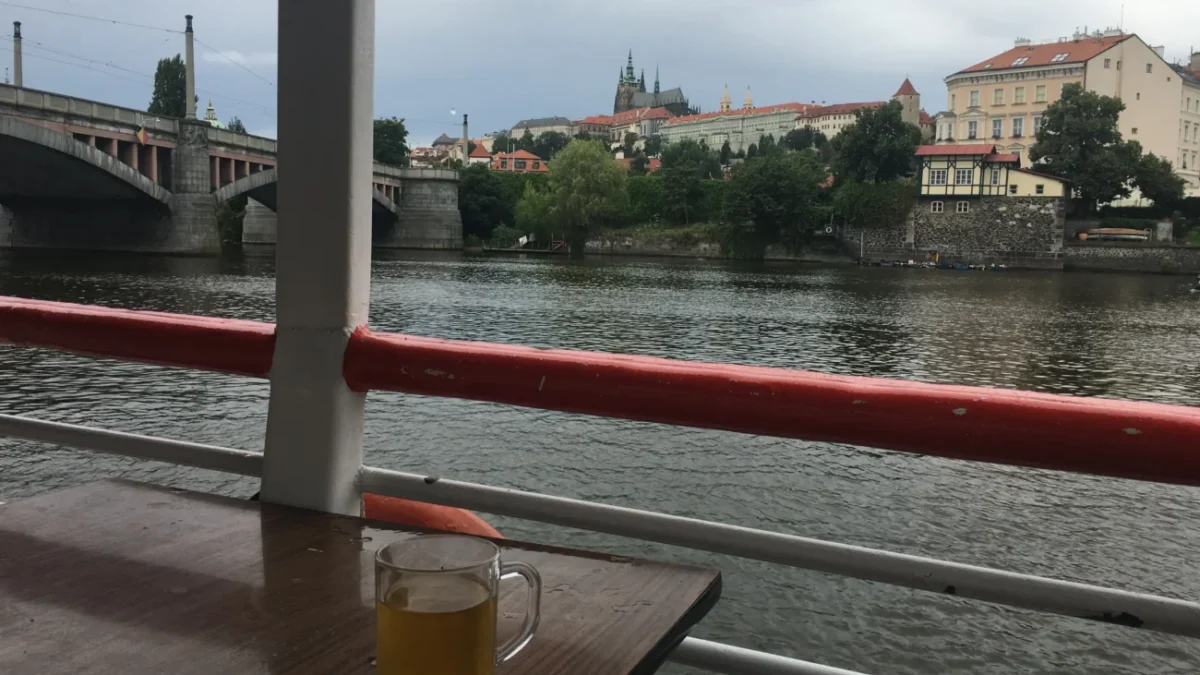 krýgl na pivo na stole na lodi