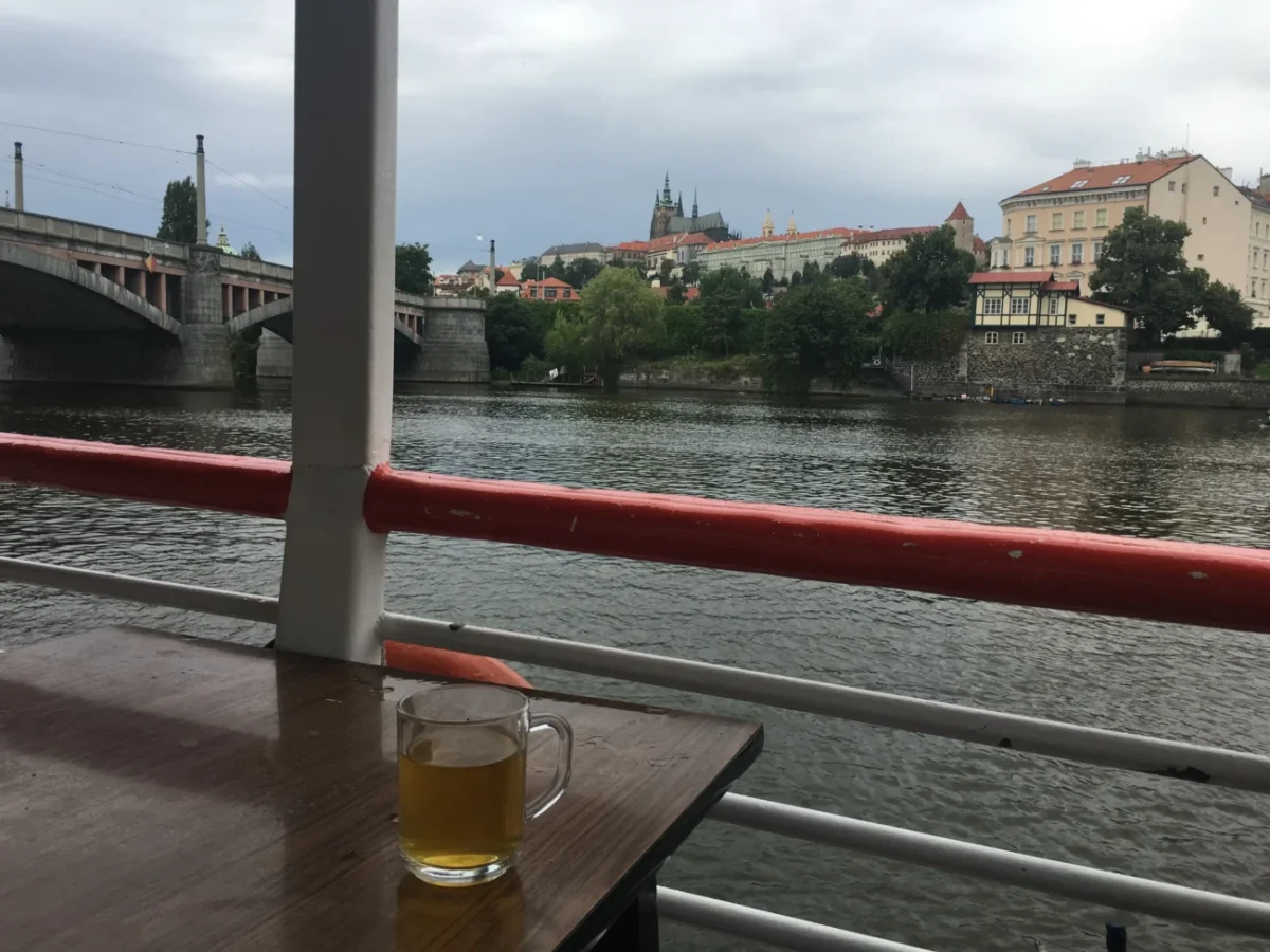 krýgl na pivo na stole na lodi