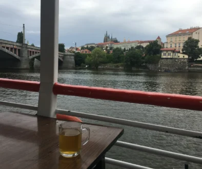 krýgl na pivo na stole na lodi