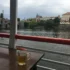 krýgl na pivo na stole na lodi