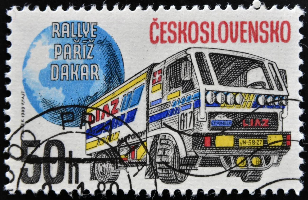 shutterstock_129304511-2 | TVGURU.cz Československá poštovní známka s náklaďákem.