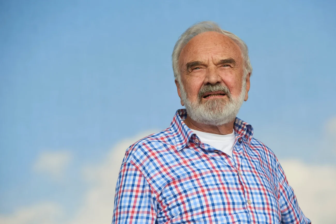 shutterstock_1432969058-2 | TVGURU.cz Vážně se tvářící Zdeněk Svěrák.