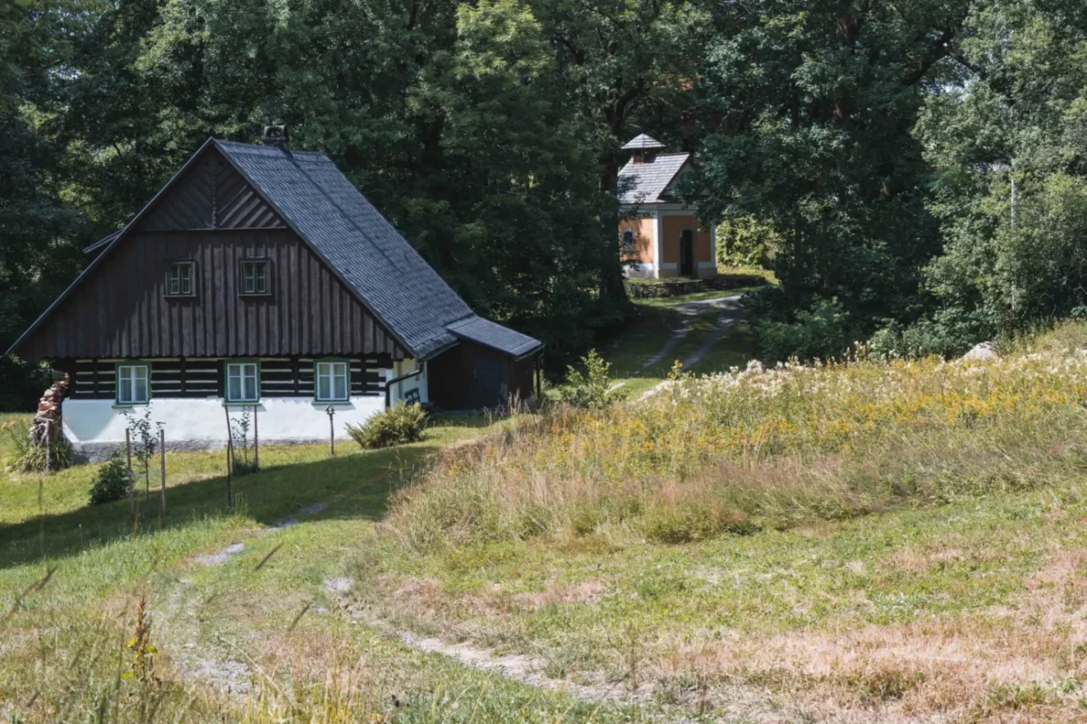 Česká chata v přírodě.