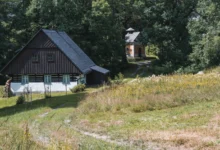 Česká chata v přírodě.