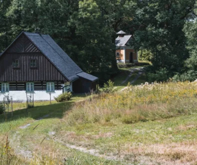 Česká chata v přírodě.