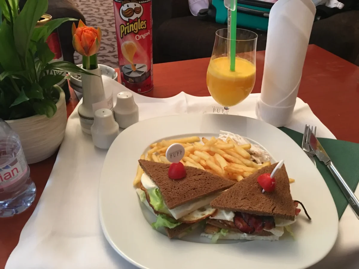 jídlo a pití na stole