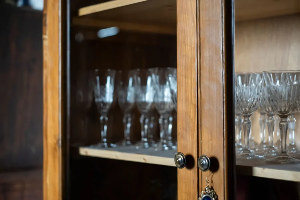 retro skleničký ve skleněné skříni