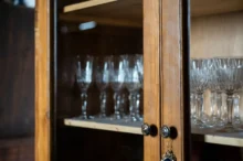 retro skleničký ve skleněné skříni