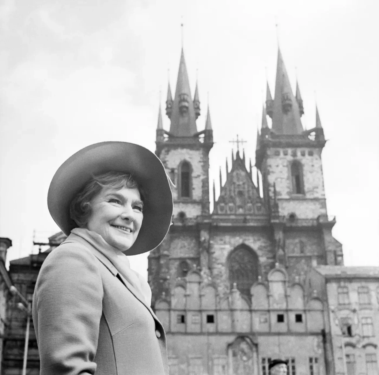 Jiřina Štěpničková na Staroměstském náměstí v Praze.