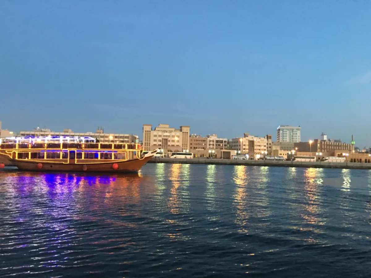 západ slunce nad dubajským mořem