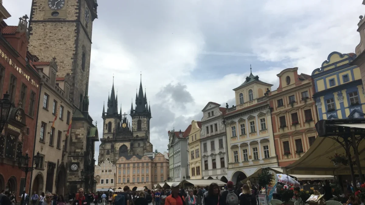 Staroměstské náměstí v Praze plné lidí