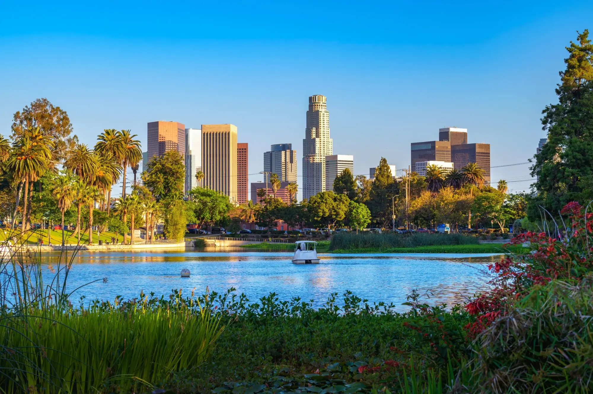 Shutterstock_2478365825 | TVGURU.cz výhled na mrakodrapy v Los Angeles za slunného letního dne