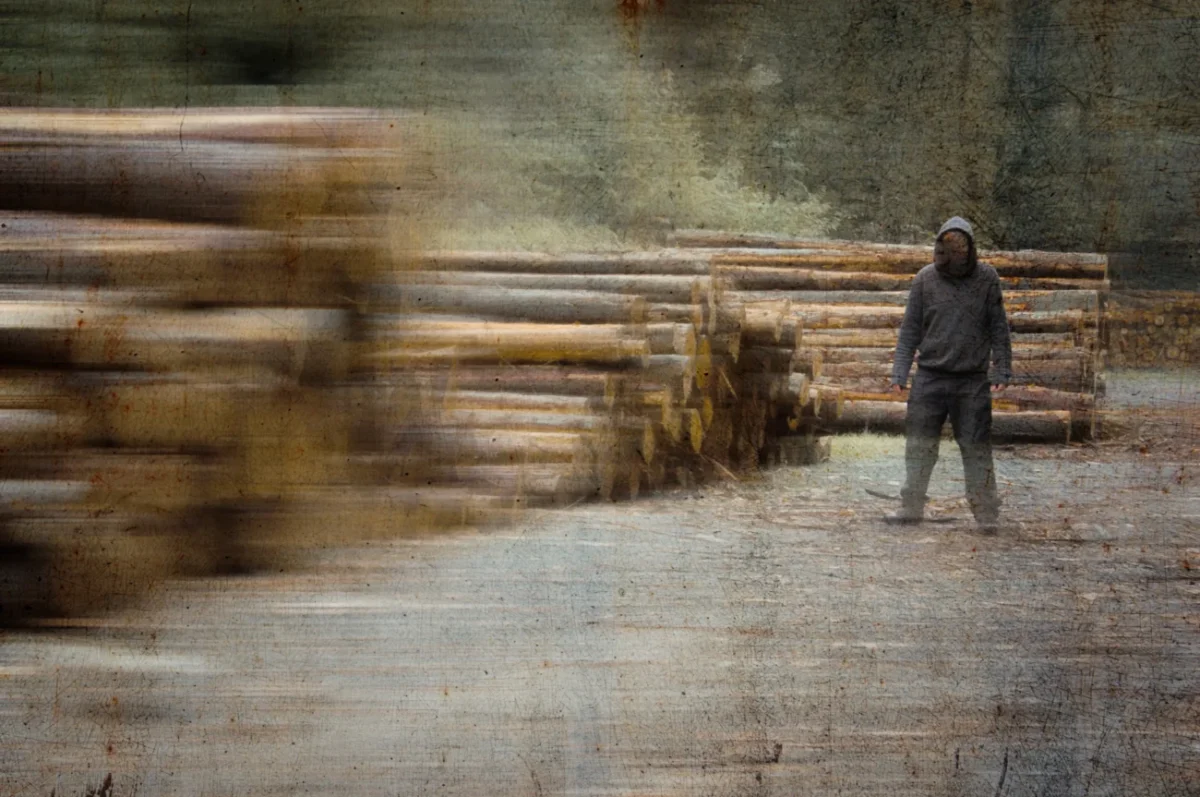 Rozmazaná fotka se strašidelnou postavou.