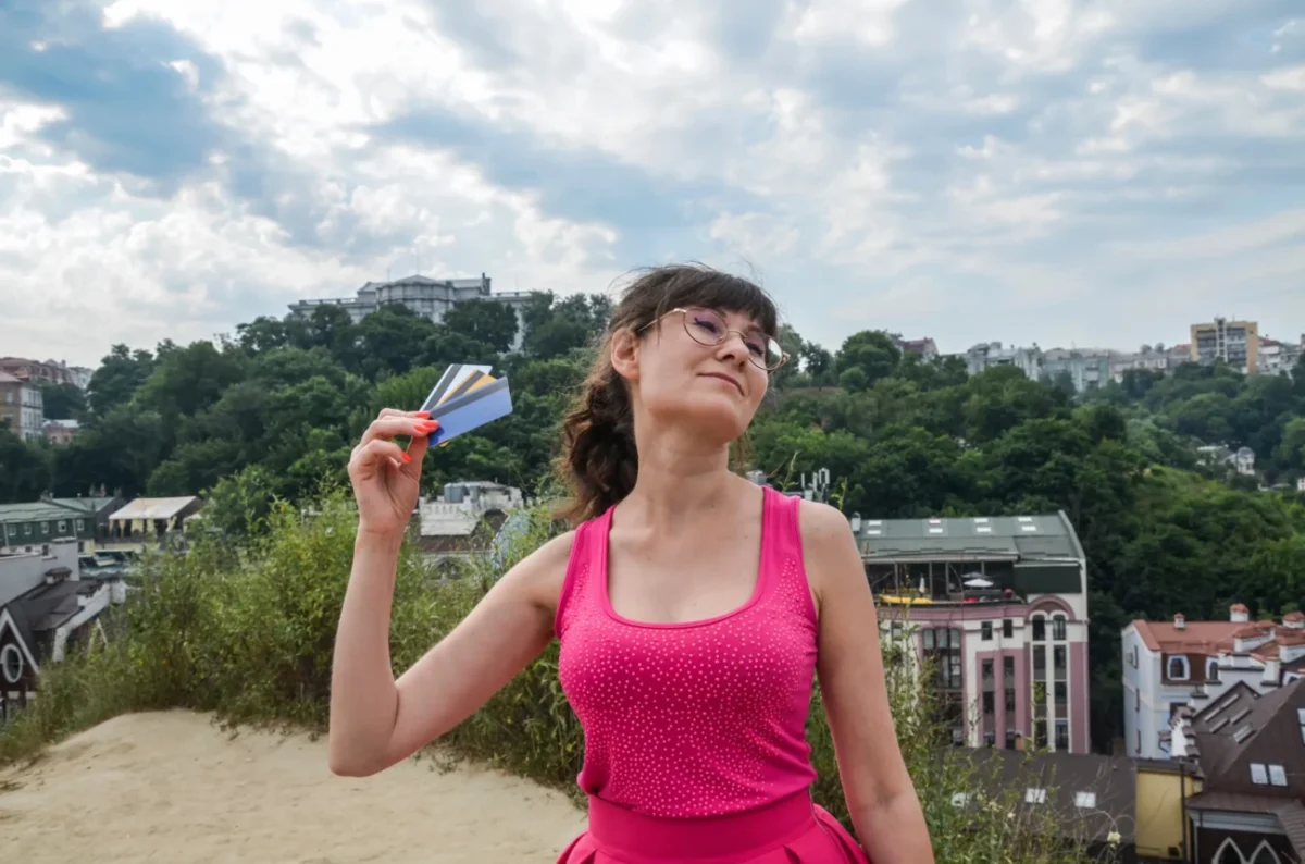 Žena se ovívá kartami.