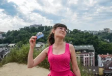 Žena se ovívá kartami.