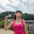 Žena se ovívá kartami.