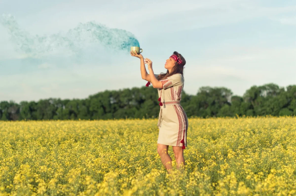 Žena na louce dělá nějaké rituály.